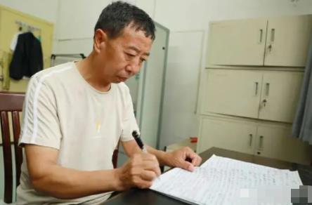 56歲保安寫出40余萬字長篇小說 真相曝光簡直太驚人了