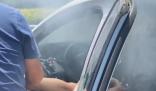 車撞護欄司機昏迷 路人發現車內燒炭 真相曝光簡直太驚人了