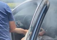 車撞護欄司機昏迷 路人發現車內燒炭 真相曝光簡直太驚人了
