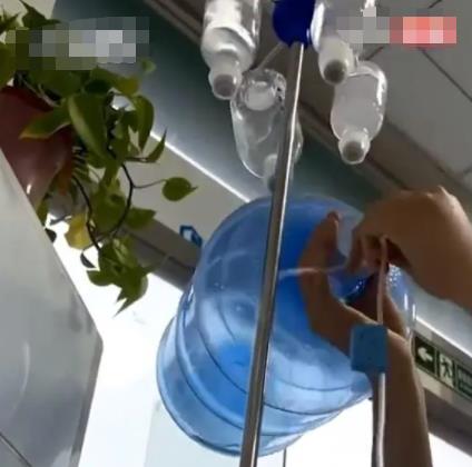 女子輸液被陌生男子拔針扎進水桶 說能消除水腫明天起來胖胖的