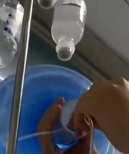 女子輸液被陌生男子拔針扎進(jìn)水桶 背后原因簡(jiǎn)直驚呆了眾人