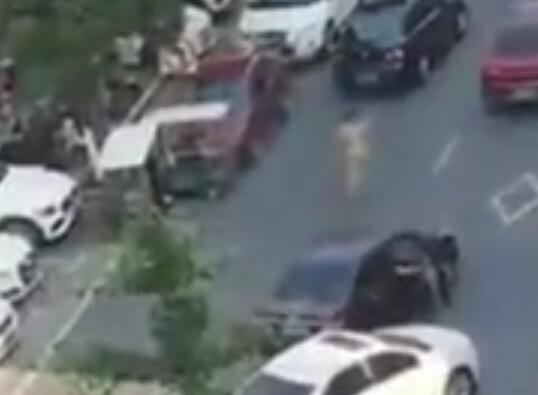成都一男子駕車街頭亂撞多車后裸奔 一路罵罵咧咧揮舞著手臂