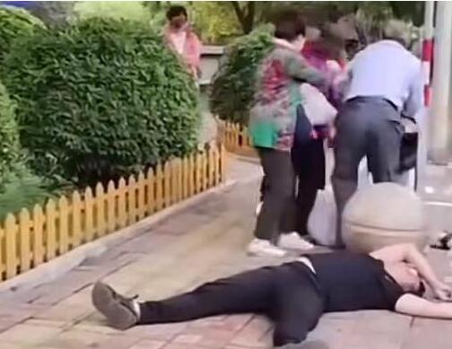 男子與老人起爭執后被砸倒 到底是什么情況?