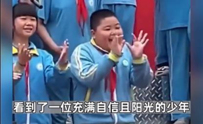男孩六一表演化身行走表情包 原因竟是這樣實在是太意外了