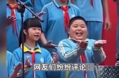 男孩六一表演化身行走表情包 照片曝光實(shí)在是讓人樂翻了