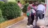 男子與老人起爭執后被砸倒 原因竟是這樣實在是太意外了