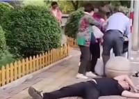 男子與老人起爭執后被砸倒 真相曝光簡直太驚人了