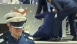 拜登在畢業典禮上狠狠摔了一跤 在眾目睽睽下狠狠摔在講臺上
