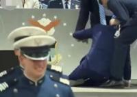 拜登在畢業典禮上狠狠摔了一跤 原因竟是這樣太無奈了