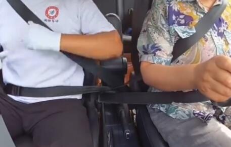 女子考科三系錯(cuò)安全帶考官面如死灰 到底是什么情況?