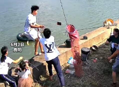 男子掉入魚塘前緊急扔出手機 手疾眼快幾乎沒有停頓