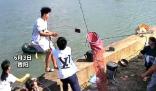 男子掉入魚塘前緊急扔出手機 真相曝光簡直太驚人了