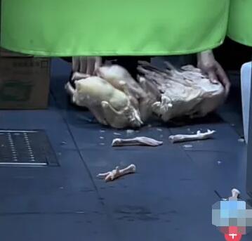 米線門店回應員工腳踩雞肉解凍 究竟是怎么回事？