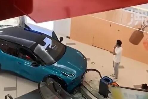 商場(chǎng)內(nèi)展車(chē)被男童開(kāi)動(dòng)撞上扶梯 原因竟是這樣太崩潰了