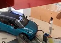 商場(chǎng)內(nèi)展車被男童開動(dòng)撞上扶梯 究竟是怎么回事？