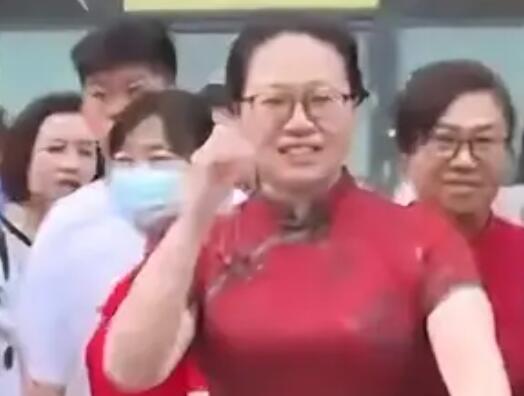 家長穿“紅旗袍”圖好兆頭 祝孩子們?nèi)〉煤贸煽?></EM><SPAN>家長穿“紅旗袍”圖好兆頭 祝孩子們?nèi)〉煤贸煽?/SPAN></A></LI>
               </UL>
   
  </DIV>

  
  <div   id=