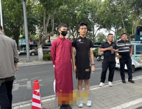 保送男生穿旗袍為高考同學加油 照片曝光實在是太讓人驚喜了