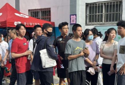 保送男生穿旗袍為高考同學加油 照片曝光實在是太讓人驚喜了