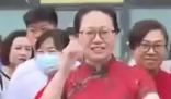 家長穿“紅旗袍”圖好兆頭 祝孩子們取得好成績
