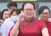 家長穿“紅旗袍”圖好兆頭 希望子女考個好成績