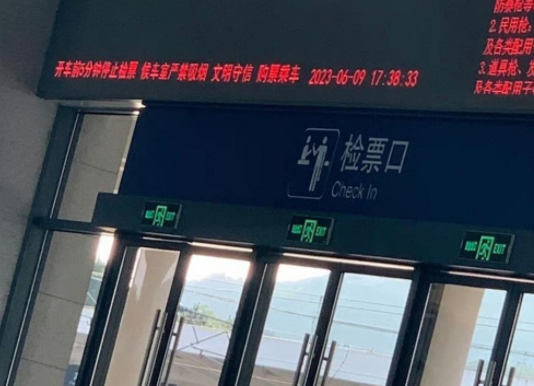 浙江一鐵路旁工廠起火逼停列車 始料未及真相簡直太意外了