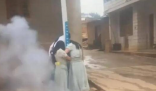 伴娘被鬧婚男子綁電線桿上放鞭炮 原因竟是這樣太崩潰了