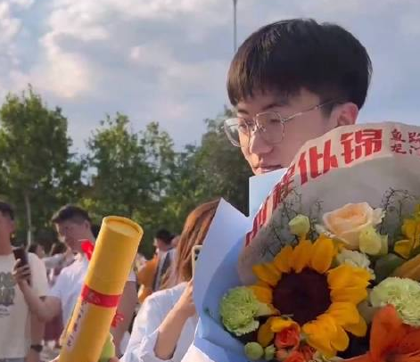 文旅局長考場門口送考生狀元卷 原因竟是這樣太感人了