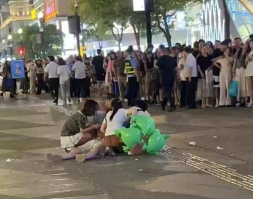 男子在武漢步行街被磚砸倒 內幕曝光簡直太意外了
