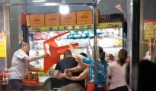 水果店內多人持械斗毆 警方通報 原因竟是這樣太崩潰了