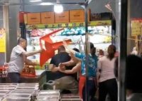 水果店內(nèi)多人持械斗毆 警方通報 原因竟是這樣太崩潰了