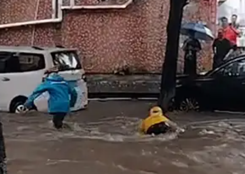 東莞暴雨 外賣小哥摔倒人車被水沖走 原因竟是這樣太無奈了