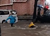 東莞暴雨 外賣小哥摔倒人車被水沖走 始料未及真相簡直太意外了