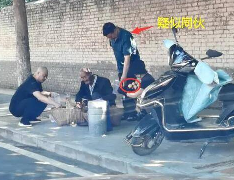 女子偷拿老人水果滿臉笑容離開 畫面曝光簡直太可惡了