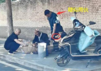 女子偷拿老人水果滿臉笑容離開 畫面曝光簡直太可惡了