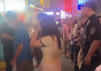 大爺摸女子屁股被逮自扇耳光求饒 背后真相實在讓人驚愕