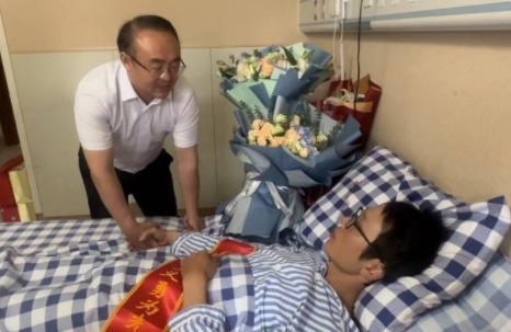 救人小哥想用捐款反哺家鄉教育 將企業所捐贈的金錢都捐給桑植當地學校
