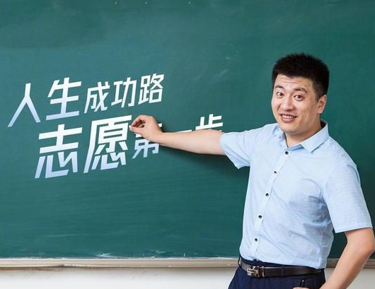 張雪峰回應質疑:專業(yè)要選能吃上飯的引發(fā)爭議