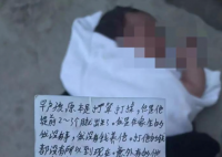 合肥一女嬰凌晨被丟棄在馬路邊 估計出生只有半小時