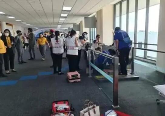 泰國女游客卷入電動步道腿被夾斷 原因竟是這樣太崩潰了