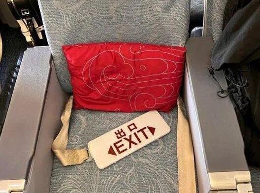 航班遇嚴重顛簸 空姐被甩到天花板 到底是什么情況?