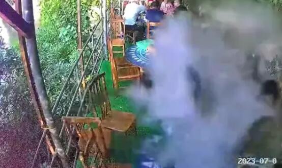 顧客就餐時(shí)卡式爐爆炸 飯店回應(yīng) 一位男性顧客的腿被熱菜燙傷