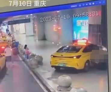重慶一出租車沖上人行道撞翻多人 原因竟是這樣實在是太意外了