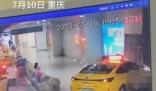 重慶一出租車沖上人行道撞翻多人 原因竟是這樣實在是太意外了