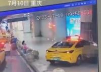 重慶一出租車(chē)沖上人行道撞翻多人 原因竟是這樣實(shí)在是太意外了
