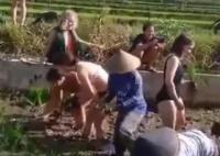 游客穿比基尼幫巴厘島農民種莊稼 照片曝光實在是讓人意外