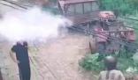 老人揮鐵鍬砸人后往對方身上鏟土 原因竟是這樣實在是太意外了