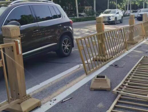 男子撞壞3節護欄遭索賠1.5萬 到底是什么情況? 