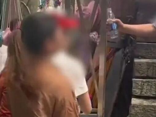 老人坐景區臺階上休息被潑水驅趕 真相曝光簡直太驚人了