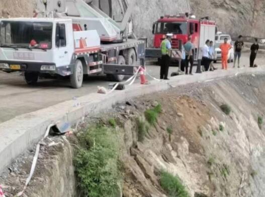 車輛墜江致5死 家屬質(zhì)疑路段無護(hù)欄 原因太出乎意料了