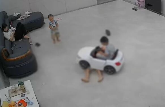 孩子躺游戲車前遭親戚家孩子碾壓 照片曝光直接讓人大呼意外